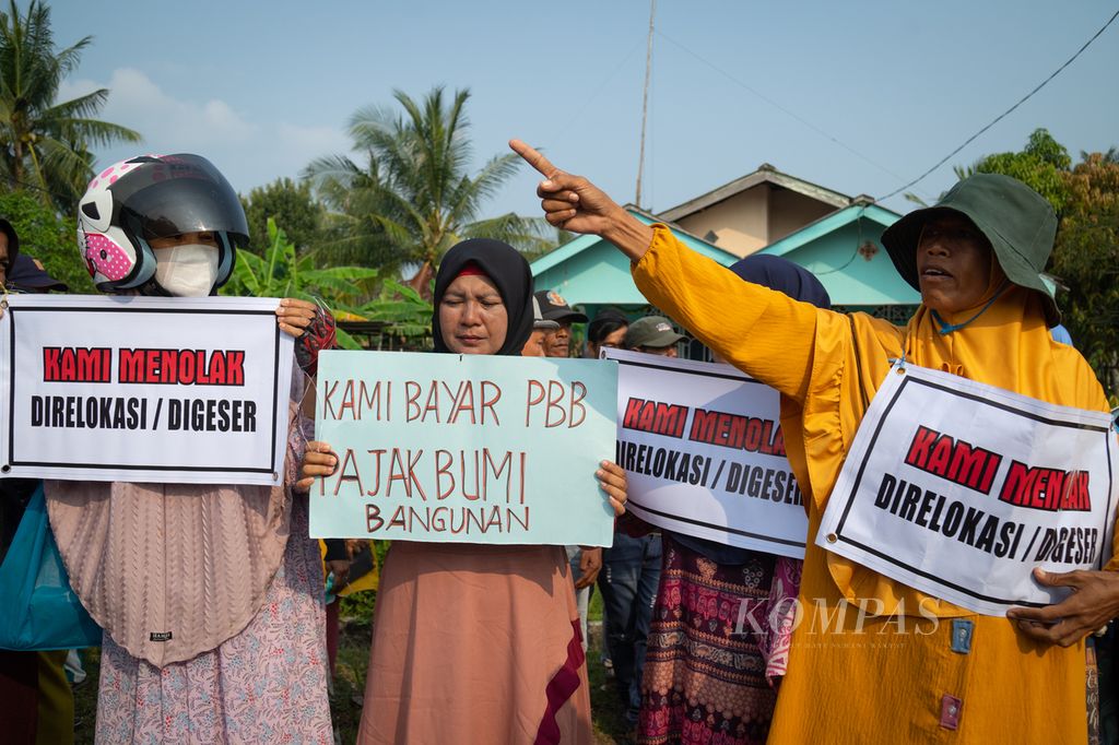 Para perempuan berorasi sambil membawa spanduk penolakan relokasi terkait Rempang Eco City saat Menteri Investasi Bahlil Lahadalia meninjau Kampung Tanjung Banun, Pulau Rempang, Kota Batam, Kepulauan Riau, Jumat (6/10/2023). 