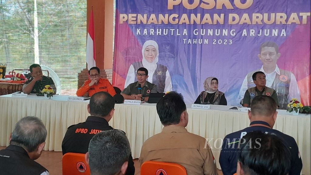 Kepala BNPB Letjen Suharyanto (tengah) sedang memberikan arahan di Posko Penanganan Kebakaran Lahan dan Hutan Gunung Arjuno di Kaliandra, Prigen, Pasuruan, Jawa Timur, Jumat (8/9/2023).