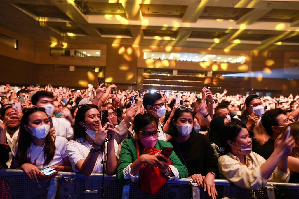 Antusiasme penonton saat menyaksikan penampilan grup musik Kahitna dalam Jakarta International BNI Java Jazz Festival XVII di Jakarta International Expo Kemayoran, Jakarta Pusat, Minggu (29/5/2022) malam.