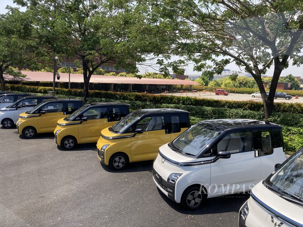 Mobil listrik murni Wuling Air ev dalam seremoni produksi perdana mobil itu di pabrik Wuling Motors Indonesia di Cikarang, Kabupaten Bekasi, Jawa Barat, Senin (8/8/2022).
