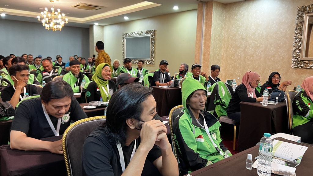 Sekitar 200 mitra pengemudi Gojek mengikuti pelatihan pelayanan prima dalam kegiatan Bengkel Belajar Mitra di Cipete Selatan, Cilandak, Jakarta Selatan, Kamis (12/1/2023).
