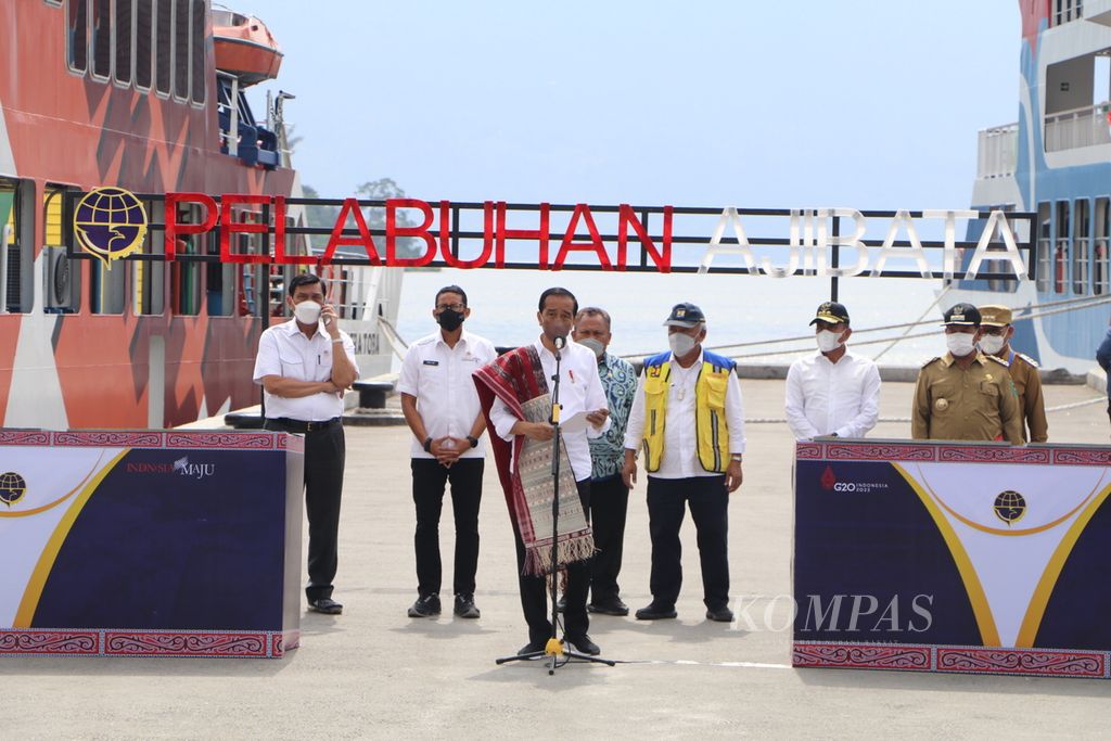 Presiden Joko Widodo meresmikan tujuh pelabuhan dan empat kapal motor penyeberangan di Pelabuhan Ajibata, Kabupaten Toba, Sumatera Utara, Rabu (2/2/2022). Presiden meminta pembangunan di kawasan Danau Toba dimanfaatkan untuk meningkatkan ekonomi masyarakat.