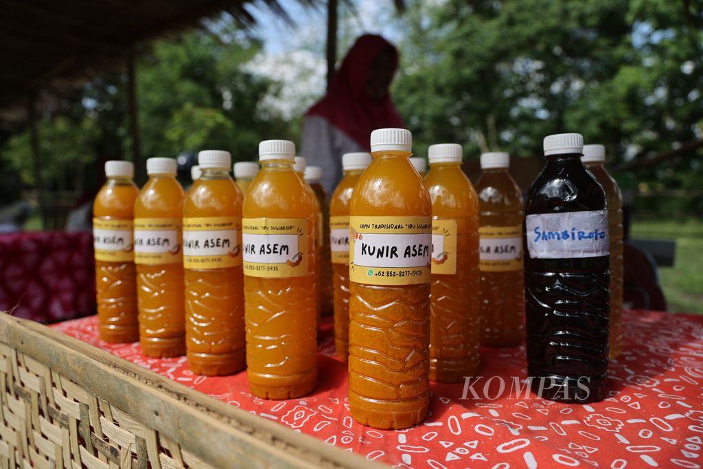Sejumlah produk jamu dihadirkan dalam acara Festival Sewu Bakul Jamu di kompleks Candi Banyunibo, Desa Bokoharjo, Prambanan, Sleman, DI Yogyakarta, Selasa (19/12/2023). 
