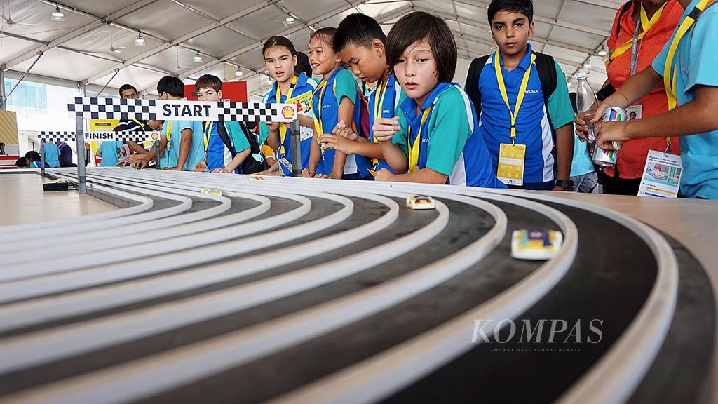 Suasana lomba mainan mobil bersumber energi air garam yang telah selesai dirakit dalam pameran yang memeriahkan kompetisi rancang bangun mobil masa depan hemat energi Shell Eco-marathon Asia 2018 di Changi Exhibition Centre, Singapura. 2018