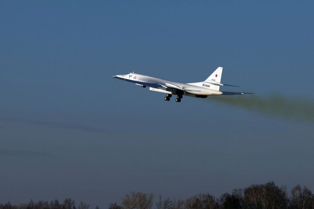 Pesawat pengebom Rusia, Tu-160M, di lapangan milik Kazan-Gorbunov Aircraft Production Association (KAPO), Kamis (22/2/2024).