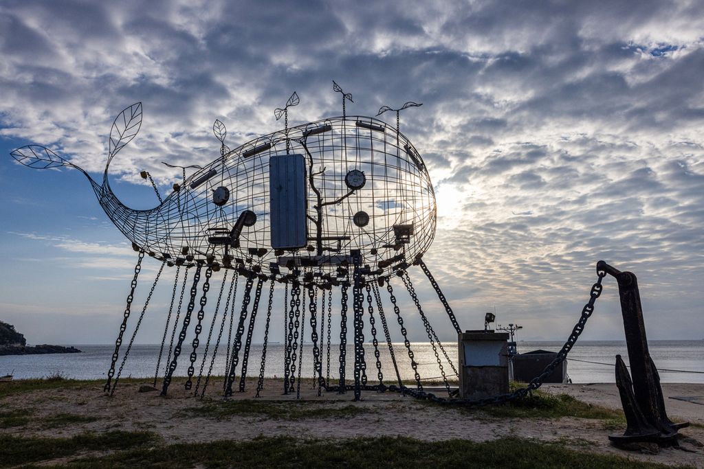 Foto yang diambil pada 12 Oktober 2023 ini menunjukkan "Laut adalah Negeriku" karya seniman Iyo Kacaw yang dipajang di pantai yang sedang memamerkan karya seni sebagai bagian dari pameran seni Biennale Matsu, di Pulau Nangan di Kepulauan Matsu, Taiwan.