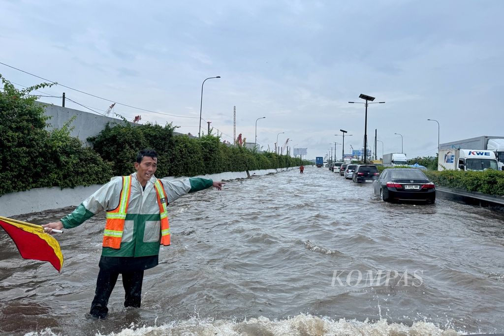 Banjir di Kilometer 27 Jalan Tol Prof Dr Ir Sedyatmo yang merupakan jalur menuju Bandara Soekarno-Hatta di Tangerang, Banten, seperti terlihat pada Jumat (22/3/2024) pagi. Kendaraan yang akan menuju ke bandara terjebak kemacetan hingga lebih dari tiga jam. 