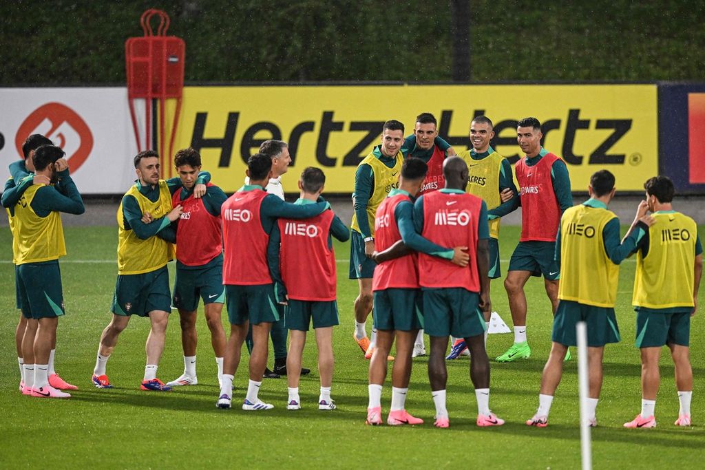 Pemain Portugal mengikuti sesi latihan di pusat pelatihan sepak bola Cidade do Futebol di Lisabon, Portugal, Jumat (7/6/2024), sebelum laga uji coba melawan Kroasia. Laga uji coba tersebut untuk persiapan turnamen Piala Eropa 2024 di Jerman. 