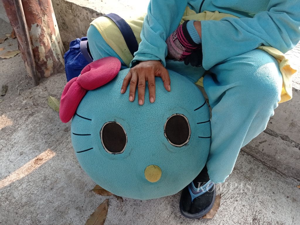 Kostum badut Hello Kitty milik Irwan (44) yang setiap hari dikenakan untuk mencari penghasilan di Jabodetabek. Irwan tengah beristirahat di Jalan Kemanggisan Pulo, Palmerah, Jakarta Barat, Rabu (9/6/2021) sore.