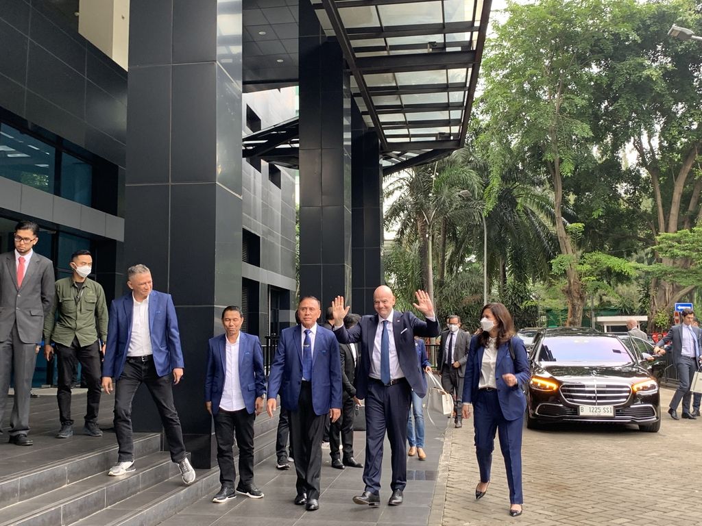 President of world soccer governing body FIFA, Gianni Infantino, at Indonesian soccer union headquarter, Jakarta, Tuesday, (18/10/2022).