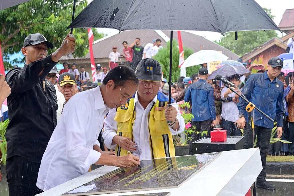 Presiden Joko Widodo menandatangani prasasti saat meresmikan perbaikan jalan daerah melalui program Inpres Jalan Daerah (IJD) di Kabupaten Banggai Kepulauan, Sulawesi Tengah, Selasa (26/3/2024).  