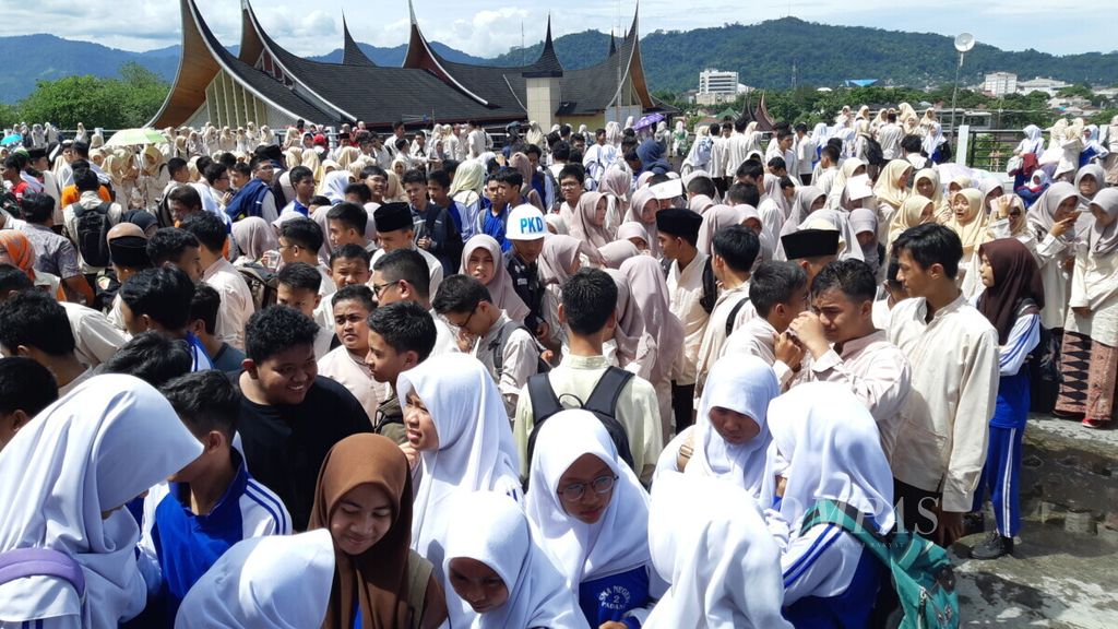 Peserta simulasi tsunami yang diadakan BPBD Sumatera Barat memadati lantai teratas <i>escape building </i>Kantor Gubernur Sumatera Barat di Padang, Jumat (26/4/2019). Simulasi yang digelar pada Hari Kesiapsiagaan Bencana ini diadakan untuk meningkatkan kesiapsiagaan masyarakat dalam menghadapi bencana alam.