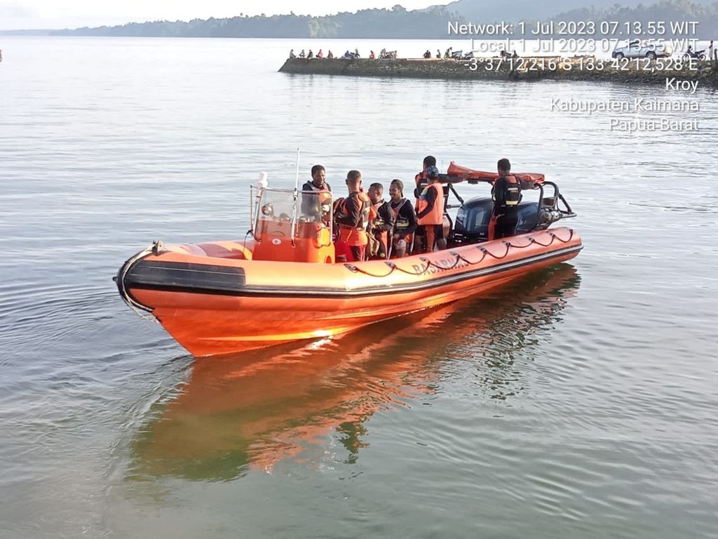 Tim SAR mencari penumpang yang hilang dalam kecelakaan perahu motor di perairan Kabupaten Kaimana, Papua Barat, Sabtu (1/7/2023).