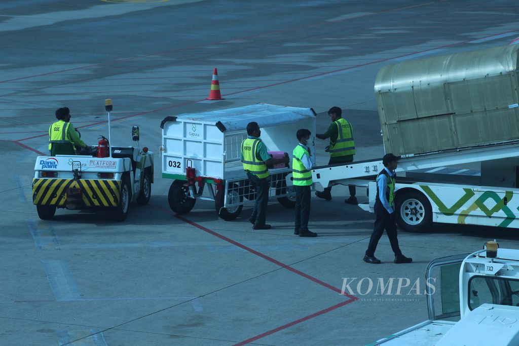 Situasi di Bandara Internasional Sultan Mahmud Badaruddin II Palembang, Rabu (12/4/2023). Jelang Lebaran, pergerakan di bandara ini diperkirakan meningkat. Peningkatan ini seiring dengan dibukanya rute baru dan dihapuskannya pemberlakuan pembatasan kegiatan masyarakat.
