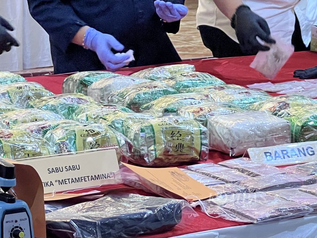 Tim Satuan Narkoba Polrestabes Makassar, Sulawesi Selatan, menggelar barang bukti berupa sabu sebanyak 43,6 kilogram di Mapolrestabes Makassar, Kamis (12/1/2023).