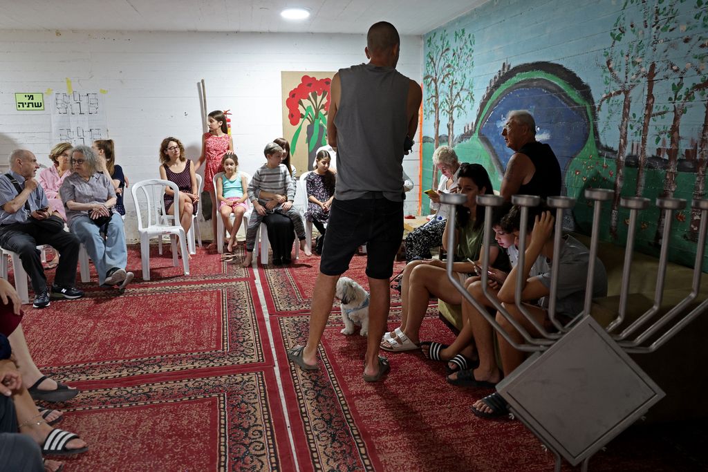 Warga berlindung di ruang bawah tanah sebuah gedung menyusul serangan roket dari Jalur Gaza ke Israel, Sabtu (7/10/2023). Rentetan roket ditembakkan ke Israel dari Jalur Gaza yang diblokade saat fajar ketika militan dari Palestina menyusup ke Israel. 