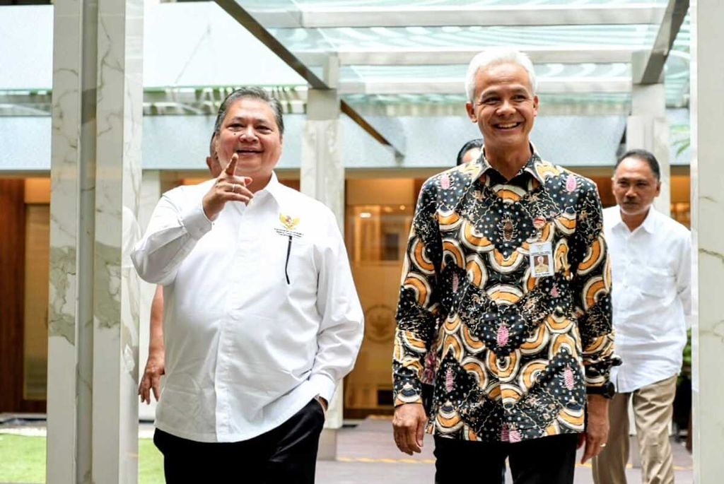 Pada Senin (17/7/2023), Menteri Koordinator Bidang Perekonomian Airlangga Hartarto bertemu dengan dengan bakal calon presiden dari PDI-P, Ganjar Pranowo, dalam Rapat Koordinasi Pembahasan Proyek Strategis Nasional di Jawa Tengah yang digelar di Kemenko Perekonomian, Jakarta.