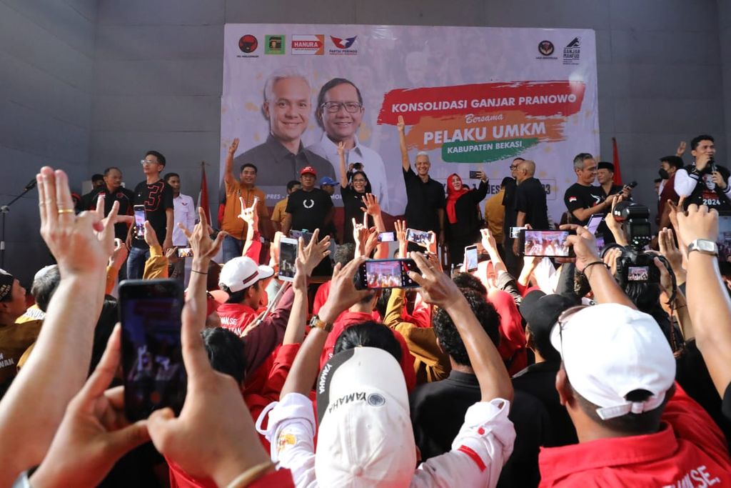 Calon Presiden Nomor Urut 3 Ganjar Pranowo bertemu masyarakat saat kampanye di Kabupaten Bekasi, Jawa Barat, Kamis (14/12/2023). 