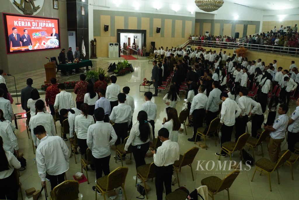 Sebanyak 332 lulusan SMK mengikuti acara pelepasan untuk menjadi tenaga kerja terlatih di Jepang yang digelar pada Rabu (26/7/2023) di Kantor Gubernur Sulawesi Utara, Manado.