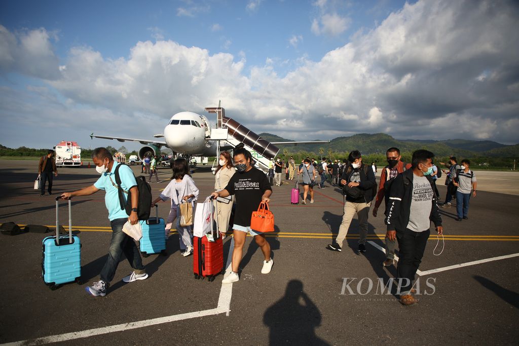 Penumpang turun dari pesawat setibanya di Bandara Komodo, Labuhan Bajo, Kabupaten Manggarai Barat, Nusa Tenggara Timur, Kamis (30/9/2021). Penurunan kasus Covid-19 dinilai menjadi sinyal positif untuk membuka kembali sektor pariwisata.