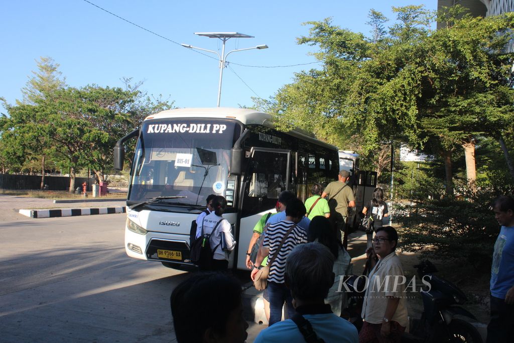 Pelintas hendak menaiki bus di Pos Lintas Batas Negara Terpadu Motaain, Kabupaten Belu, Nusa Tenggara Timur pada Minggu (8/9/2024). Bus itu melayani rute Kupang, NTT, dengan Dili, Timor Leste, yang jaraknya sekitar 400 kilometer.