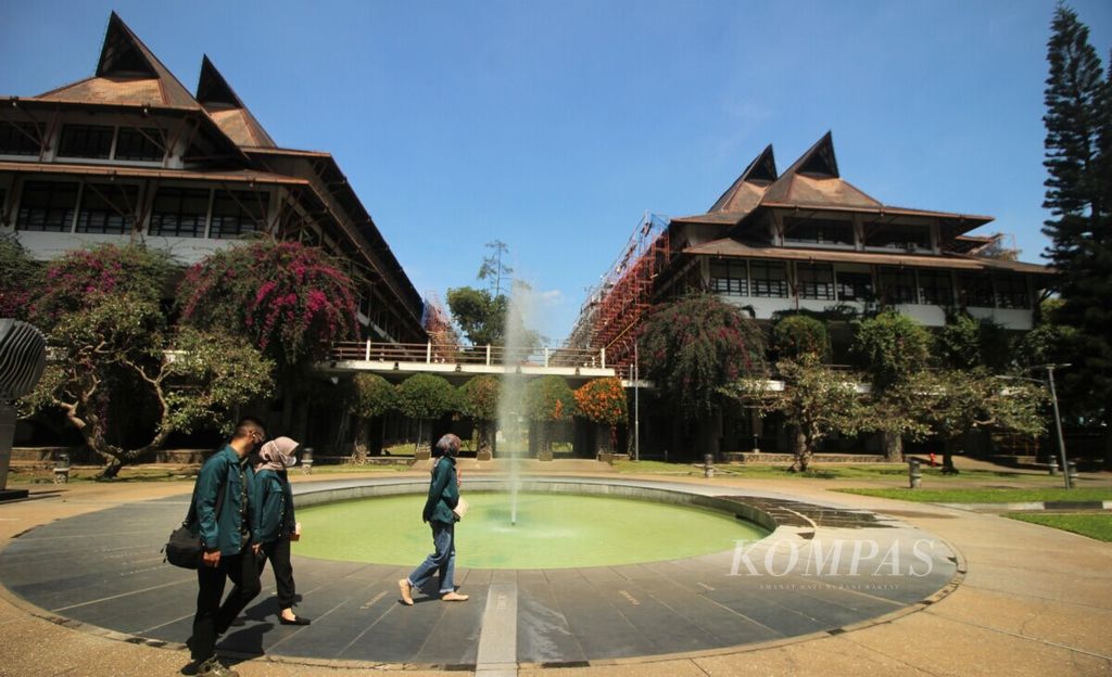 Mahasiswa berjalan di Kampus Ganesha Institut Teknologi Bandung (ITB), Kota Bandung, Jawa Barat, Senin (27/9/2021). ITB akan menggelar pembelajaran tatap muka dengan memprioritaskan kegiatan praktikum, studio, dan kuliah lapangan.