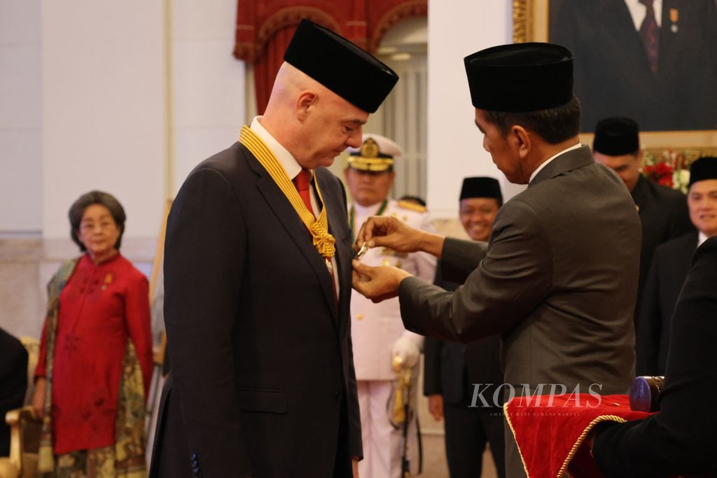 Presiden FIFA Gianni Infantino atau bernama lengkap Giovanni Vincenzo Infantino menerima Bintang Jasa Pratama dari Presiden Joko Widodo, Jumat (10/11/2023), di Istana Negara, Jakarta.