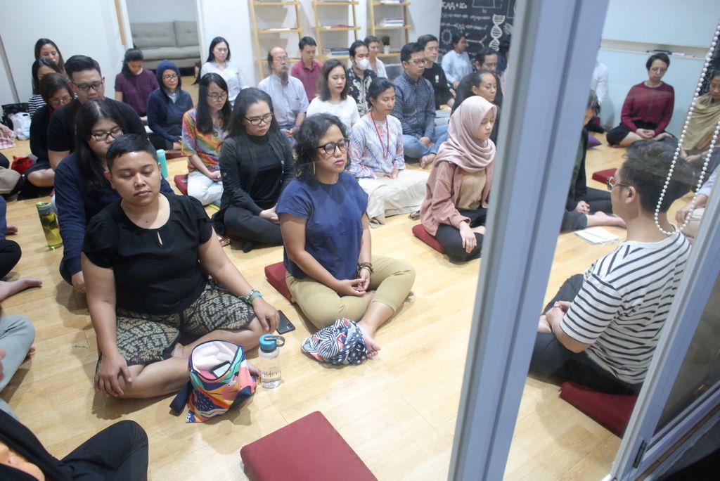 Warga mengikuti kegiatan meditasi yang diselenggarakan oleh komunitas meditasi Tergar Indonesia di Jakarta, Kamis (6/2/2020). Melakukan meditasi adalah salah satu cara untuk menjaga kesehatan mental seseorang. 