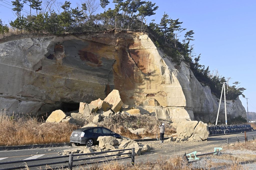 Batu yang runtuh memblokade jalan setelah gempa kuat melanda kota Soma, Prefektur Fukushima, Jepang, Minggu (14/2/2021). Gempa bumi kuat mengguncang daerah rawan gempa di Fukushima dan Miyagi, Sabtu malam, memicu tanah longsor dan menyebabkan listrik padam. Kata <i>rawan</i> pada <i>daerah rawan gempa</i> digunakan secara tepat karena di daerah itu kerap terjadi gempa.