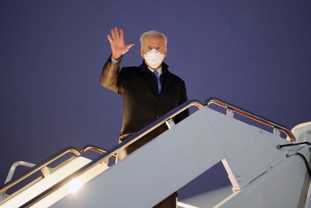 Presiden Amerika Serikat Joe Biden melambaikan tangan ketika hendak memasuki pesawat Air Force One pada hari Jumat (12/2/2021).    
