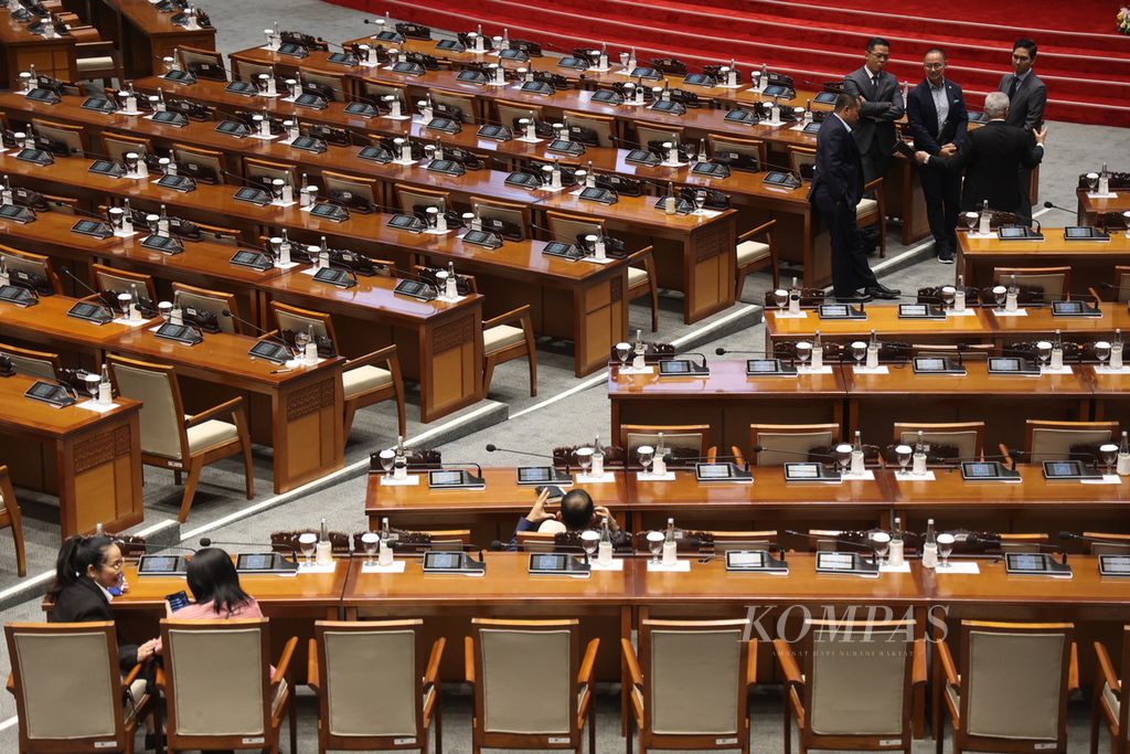 Anggota DPR berdiskusi setelah rapat paripurna batal digelar di Kompleks Parlemen, Senayan, Jakarta, Kamis (22/8/2024). 