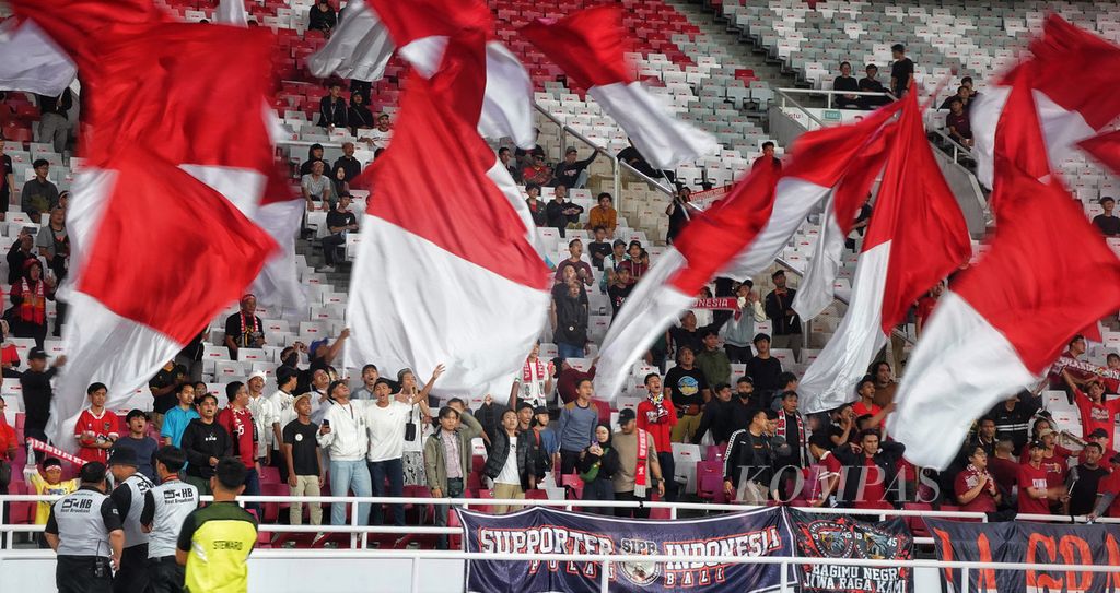 Para suporter Indonesia membawa bendera Merah Putih ketika menyaksikan pertandingan persahabatan leg kedua antara Tim Indonesia U-22 melawan Tim Lebanon U-22 di Stadion Gelora Bung Karno, Jakarta, Minggu (16/4/2023). Dalam laga persahabatan ini Tim Indonesia U-22 mengalahkan Tim U-22 Lebanon dengan skor 1-0. G