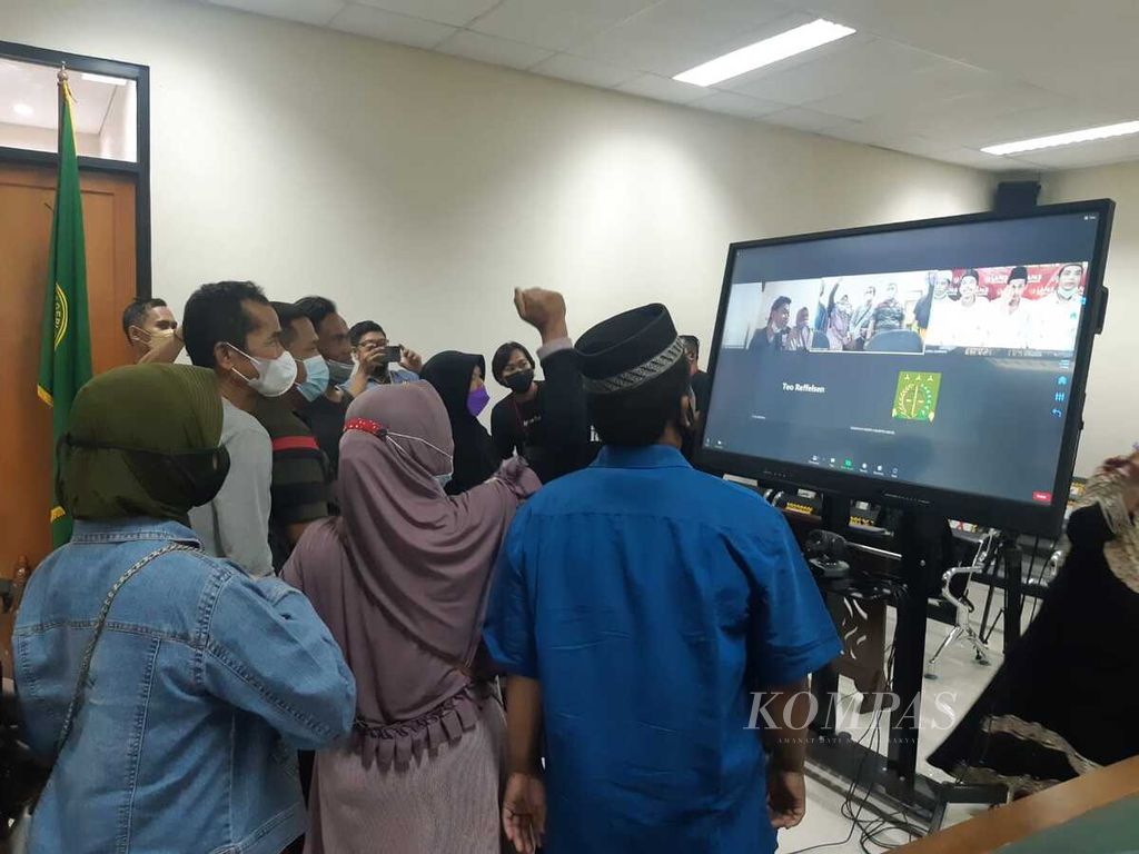Pihak keluarga menyapa empat terdakwa kasus begal Bekasi melalui layar monitor di Pengadilan Negeri Cikarang, Kamis (21/4/2022) siang. Keluarga yakin anak-anak mereka tak bersalah dan segera divonis bebas oleh hakim.
