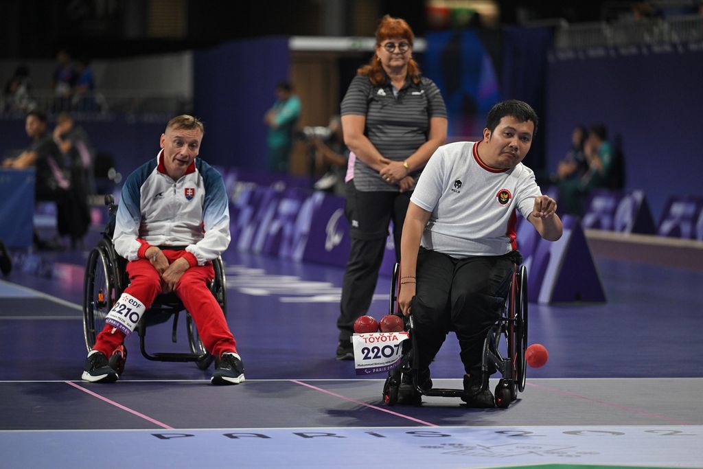 Muhammad Bintang Satria Herlangga dalam pertandingan semifinal boccia nomor individual BC1 putra melawan Daniel Perez dari Belanda di Paralimpiade Paris 2024 di Paris South Arena, Paris, Perancis, Minggu (1/9/2024). 