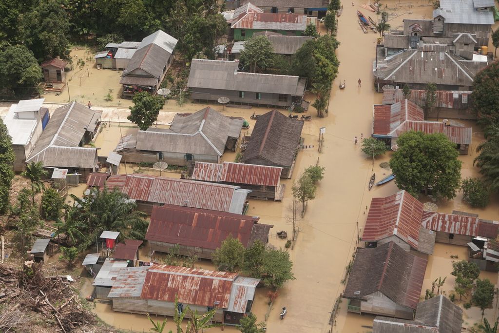 Banjir merendam beberapa rumah di Desa Nanga Belantikan, Kabupaten Lamandau, Kalimantan Tengah, pada Rabu (9/9./2020). Banjir berasal dari luapan air Sungai Lamandauyang berada di dekat pemukiman warga.
