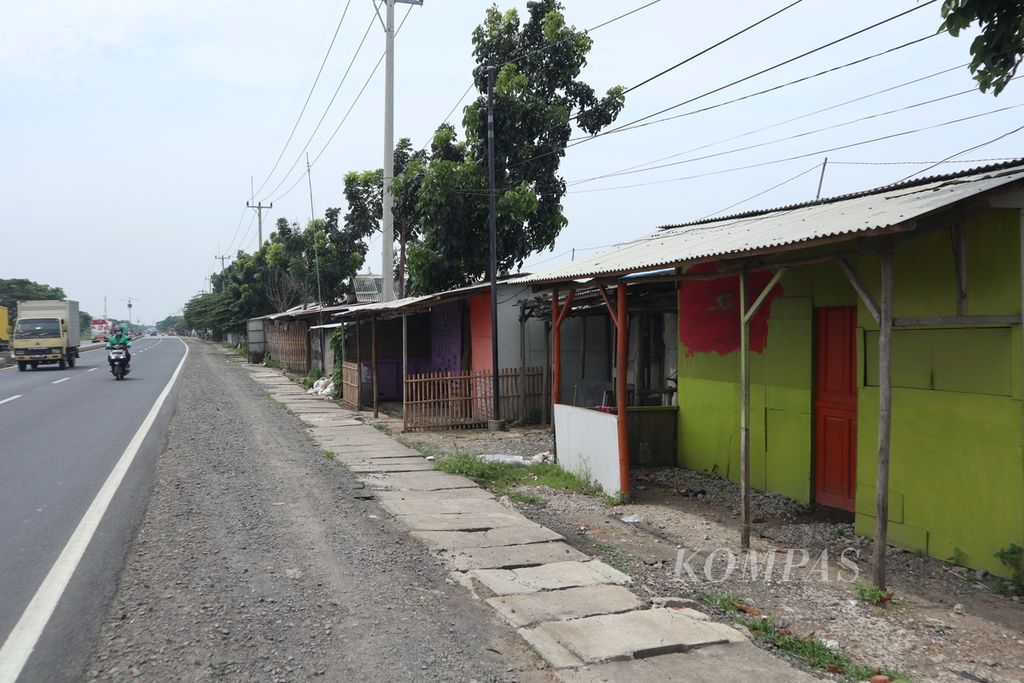 Kendaraan melintasi jalur pantai utara di Kecamatan Kandanghaur, Kabupaten Indramayu, Jawa Barat, pada Desember 2021.