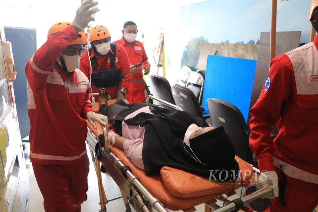 Penumpang pesawat udara yang terluka karena kecelakaan penerbangan dievakuasi dalam sebuah simulasi di Bandara Internasional Kualanamu, Kabupaten Deli Serdang, Sumatera Utara, Kamis (8/12/2022).
