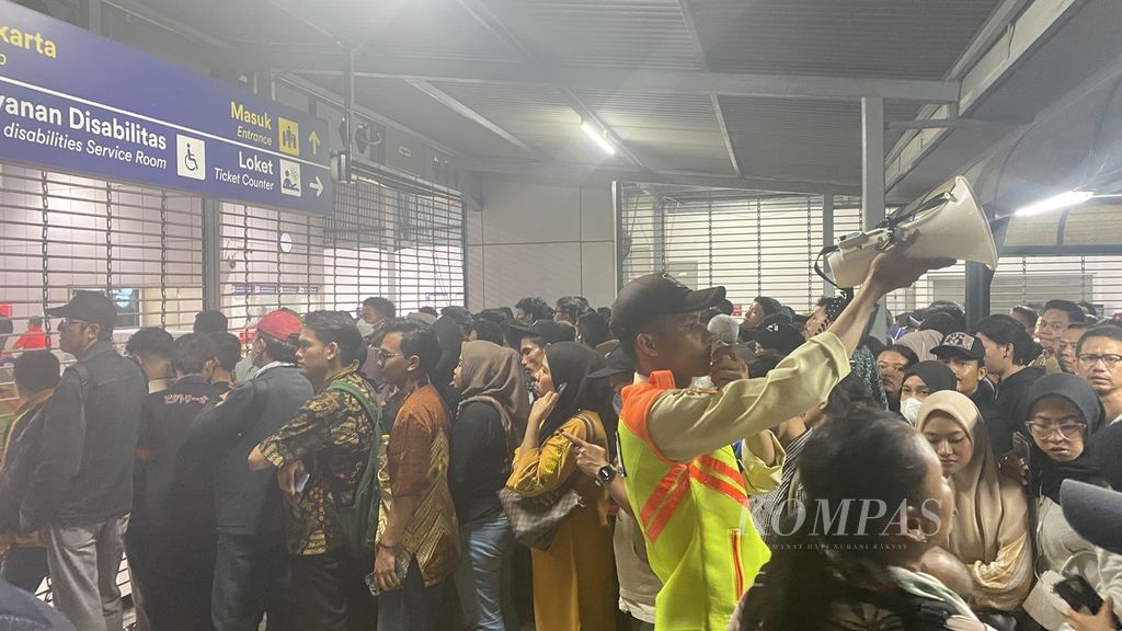 Terjadi penumpukan penumpang di Stasiun Tanah Abang, Jakarta Pusat, imbas pohon tumbang di pelintasan Stasiun Kebayoran, Jumat (1/3/2024) malam.