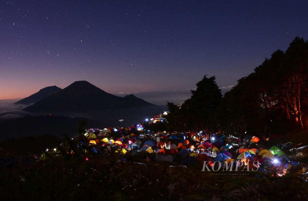 Keindahan Gunung Prau-Para pencinta alam mendirikan tenda di kawasan Gunung Prau Kecamatan Kejajar, Kabupaten Wonosobo, Jawa Tengah, Minggu (17/8/2014). 