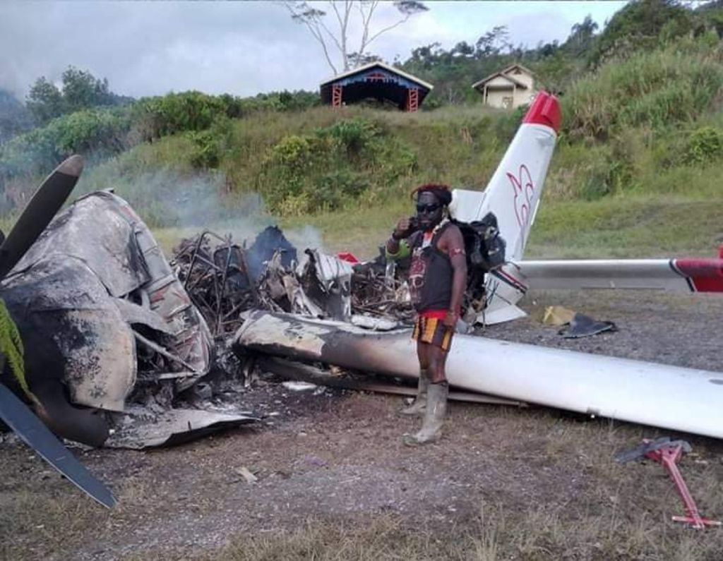Salah satu anggota kelompok kriminal bersenjata pimpinan Sabinus Waker yang terlibat aksi pembakaran pesawat milik maskapai Mission Aviation Fellowship (MAF) di Kabupaten Intan Jaya, Papua, pada 6 Januari 2021.