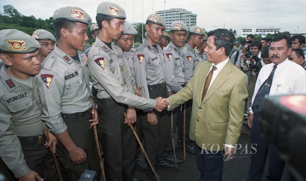 Menteri Pertahanan Mahfud MD menginspeksi kesiagaan aparat keamanan di Kompleks Gedung MPR/DPR Jakarta, 31 Januari 2001. 