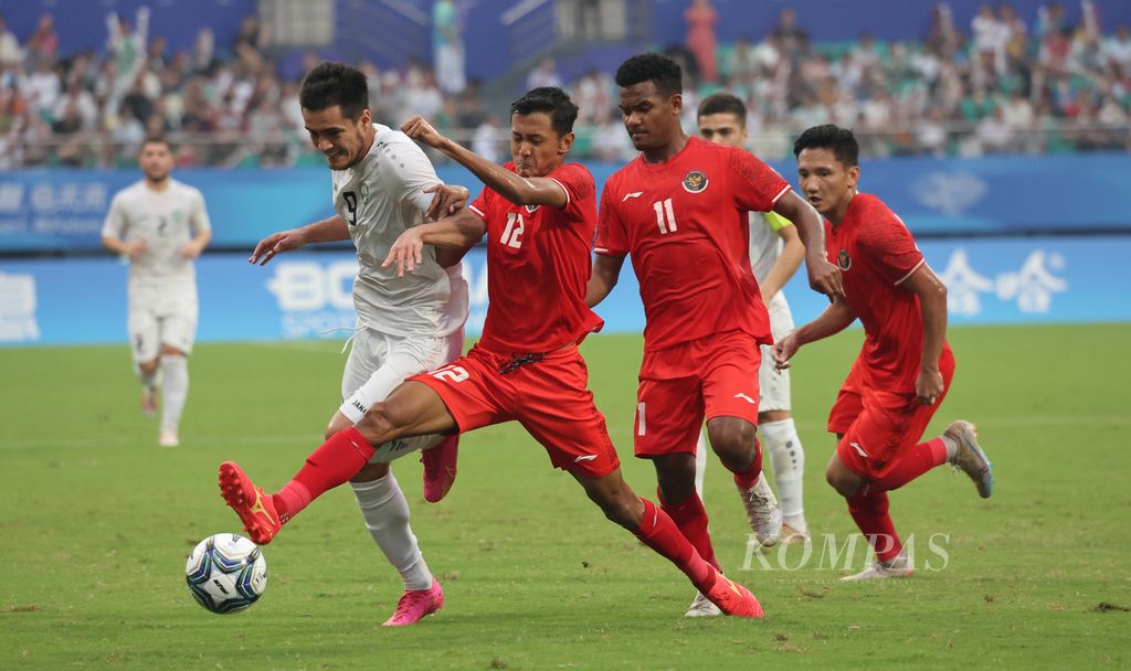 Gelandang Indonesia U-24, Doni Tri Pamungkas, berebut bola dengan pemain Uzbekistan U-24, Ulugbek Khoshimov, pada laga babak 16 besar sepak bola Asian Games 2022 di Shancheng Sports Centre Stadium, Hangzhou, China, Kamis (28/9/2023). 