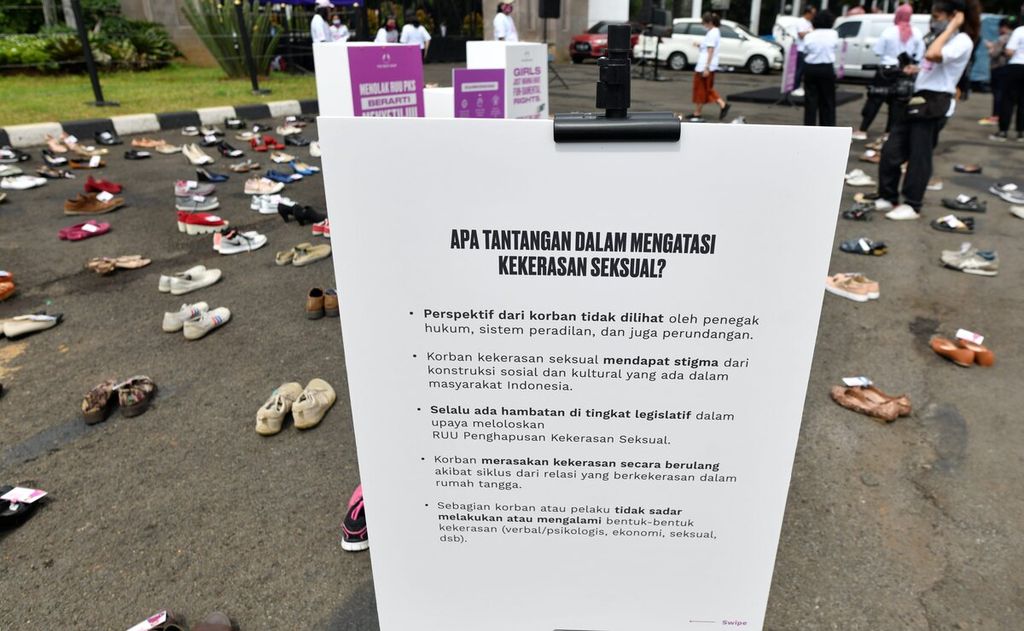 Beragam sepatu diletakkan di depan gerbang Gedung DPR, Senayan, Jakarta, dalam aksi 500 Langkah Awal Sahkan RUU Penghapusan Kekerasan Seksual, Rabu (25/11/2020). Aksi tersebut merupakan bagian dari Kampanye 16 Hari Anti-Kekerasan terhadap Perempuan untuk mendorong upaya penghapusan kekerasan terhadap perempuan di seluruh dunia. 