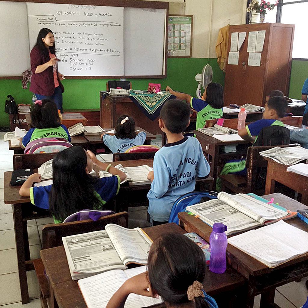  Seorang mahasiswa menjadi pengajar sukarelawan di sebuah sekolah dasar di Jakarta.