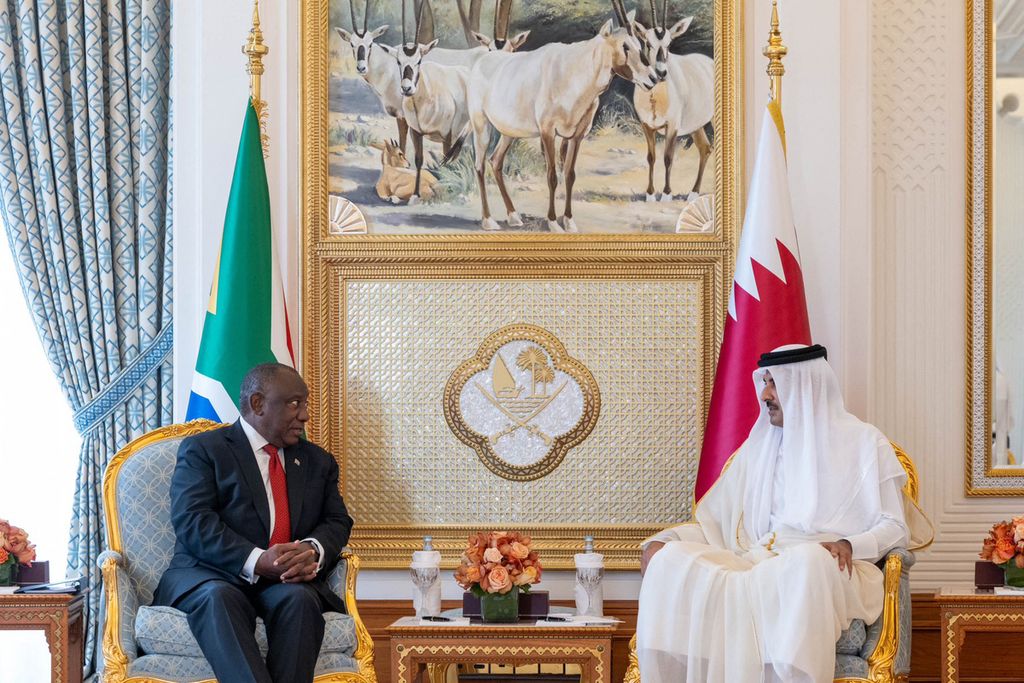 Foto yang dirilis kantor Emir Qatar pada 15 November 2023 ini memperlihatkan Emir Qatar Sheikh Tamim bin Hamad al-Thani (kanan) menerima kunjungan Presiden Afrika Selatan Cyril Ramaphosa di Istana di Doha, Qatar.  