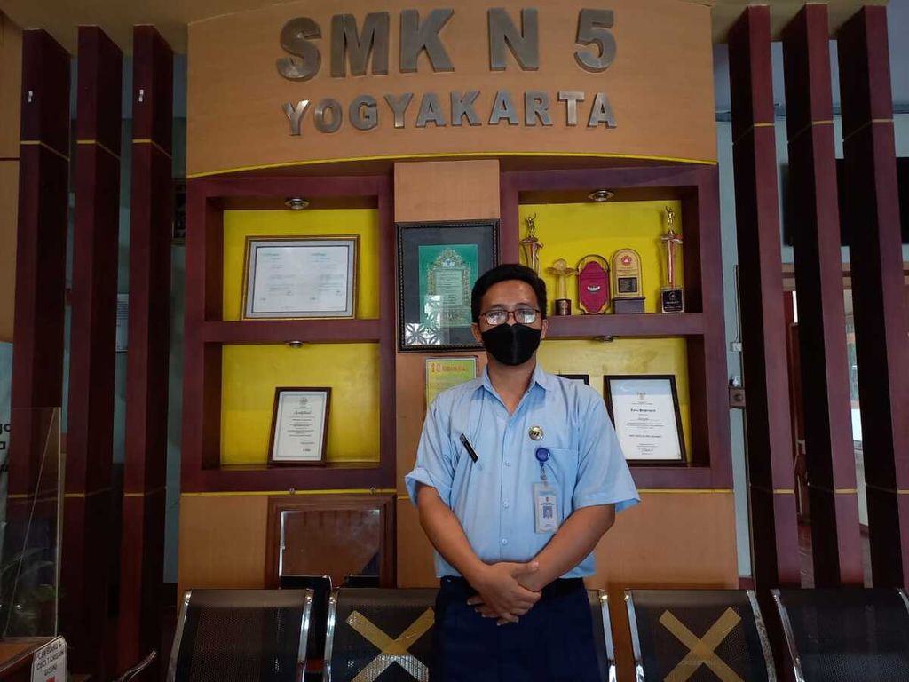 Guru SMK Negeri 5 Yogyakarta, Irkhamudin, di sekolahnya, Selasa (22/3/2022). Irkhamudin juga merupakan perwakilan Forum Komunikasi Guru PNS Angkatan 2018 Daerah Istimewa Yogyakarta. 