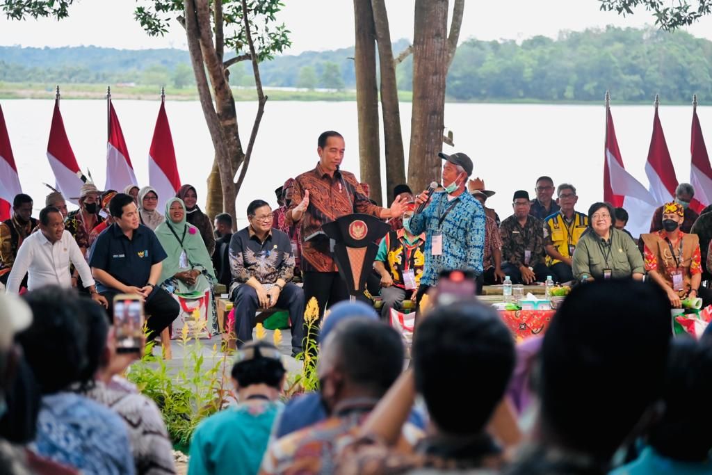 Presiden Joko Widodo berdialog dengan warga untuk memahami apa yang akan dilakukan dengan lahan perhutanan sosial. Hal ini dilakukan setelah menyerahkan SK Perhutanan Sosial, SK Hutan Adat, dan SK TORA di Balikpapan, Rabu (22/2/2023).
