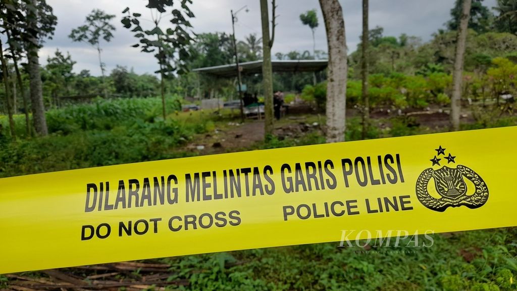 Garis polisi dibentangkan mengelilingi makam yang menjadi lokasi ekshumasi korban Tragedi Kanjuruhan di Desa Sukolilo, Kecamatan Wajak, Kabupaten Malang, Jawa Timur, Jumat (4/11/2022). 