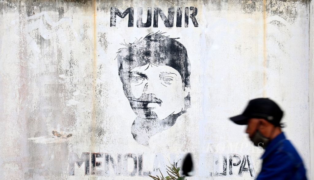 Kecintaan masyarakat terhadap aktivis dan pejuang hak asasi manusia Munir Said Thalib, yang tewas dibunuh 18 tahun silam, direfleksikan melalui mural di sebuah dinding di kawasan Pondok Cabe, Tangerang Selatan, Banten, Minggu (11/9/2022). Peretas Bjorka baru-baru ini mengungkap data pribadi Ketua Umum Partai Berkarya Muchdi Purwopranjono yang disebut berada di balik pembunuhan Munir. Partai Berkarya menilai isu ini dimunculkan menjelang pemilu. 