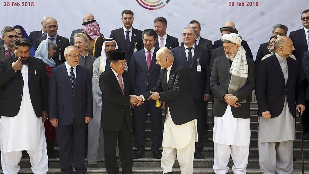 Wakil Presiden Jusuf Kalla (kiri tengah) bersalaman dengan Presiden Afghanistan  Ashraf Ghani (kanan tengah) seusai sesi foto bersama pada  Konferensi Proses Kabul II, Rabu (28/2), di Istana Kepresidenan, di Kabul, Afghanistan.